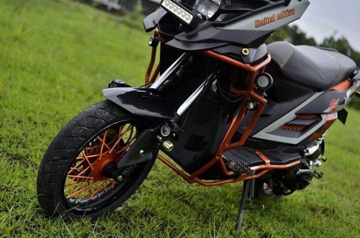 Crashbar custom dilengkapi beberapa lampu tambahan, aksesori wajib motor adventure nih