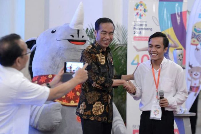 Arianto alias Bona akhirnya kesampaian salaman dengan Jokowi