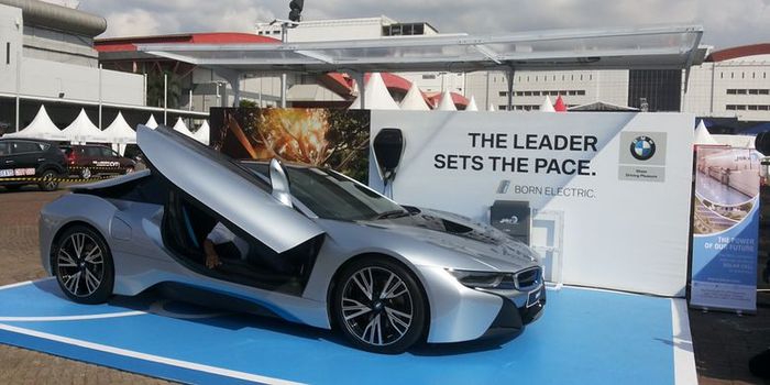 BMW i8 di salah satu pameran otomotif 2018