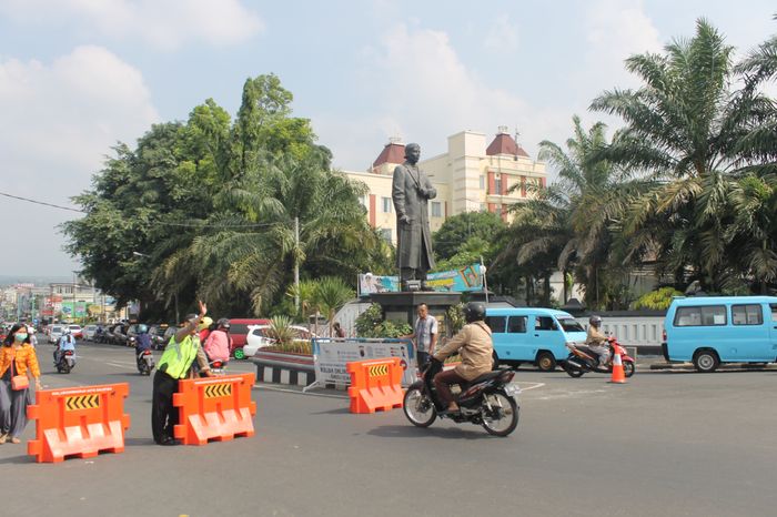 Penutupan jalur dalam kota untuk kendaraan roda 4 untuk mengurai kemacetan