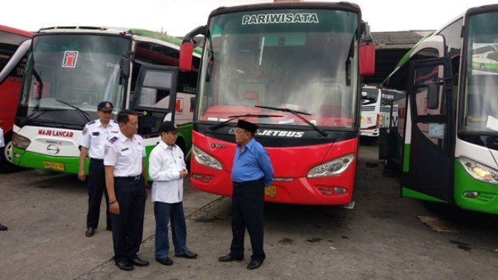 Wakil Bupati Gunungkidul, Immawan Wahyudi (tengah) beserta Kepala Dinas Perhubungan Syarif Armunanto berbincang dengan pemilik PO Majulancar, Sutrisno dalam kegiatan Ramp Check, Selasa(12/6/2018).