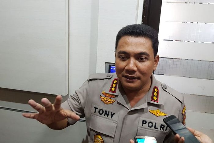 Kapolres Jakarta Timur Yoyon Tony Surya Putera, rilis pelaku pelemparan batu di JPO Malaka, Rabu (13