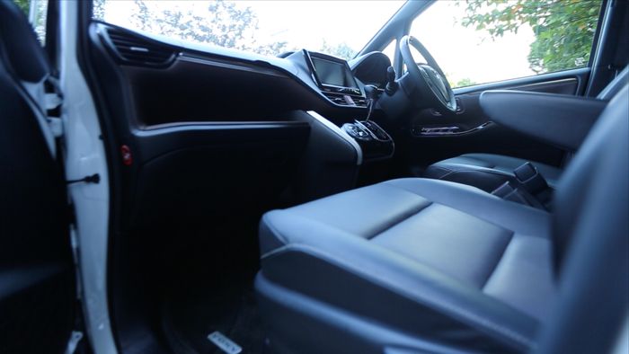 Interior Voxy dominan hitam (Komparasi High MPV)