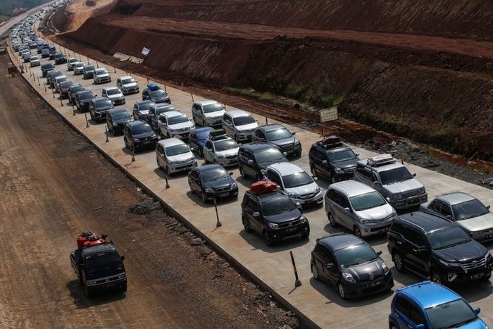 Kendaraan yang melewati tol fungsional Batang-Semarang, Jawa Tengah (12/6/2018 )