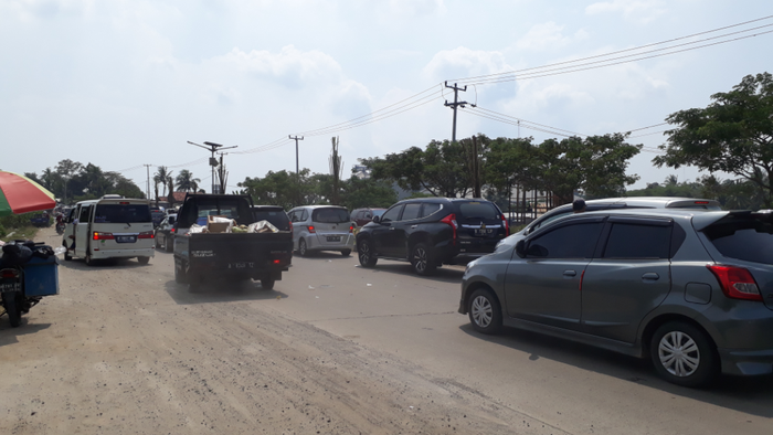Penumpukan kendaraan hingga mencapai KM 12 di Jalan Lingkar Selatan, Cilegon