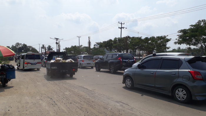 Macet Banyak Wisatawan Terjebak Di Jalan Lingkar Selatan Macet Banyak Wisatawan Terjebak Di Jalan Lingkar Selatan