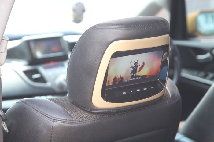 Headrest monitor bikin kedua anaknya Ieie betah di mobil ini