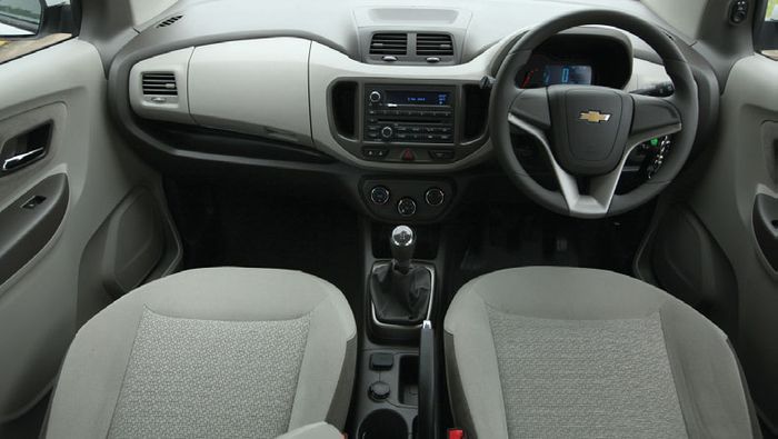 Ruang interior Chevrolet Spin nampak elegan dengan lekukan tegas pada dasbornya