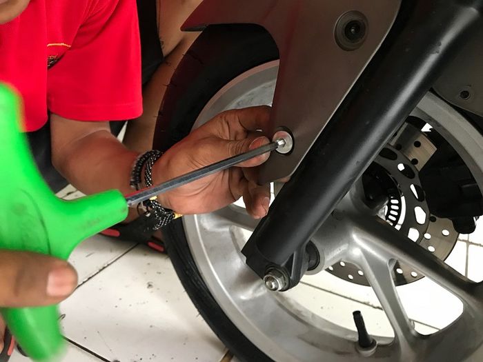 Yamaha NMAX pakai pelek ring 14, biar nggak mentok cukup pasang bracket sepatbor