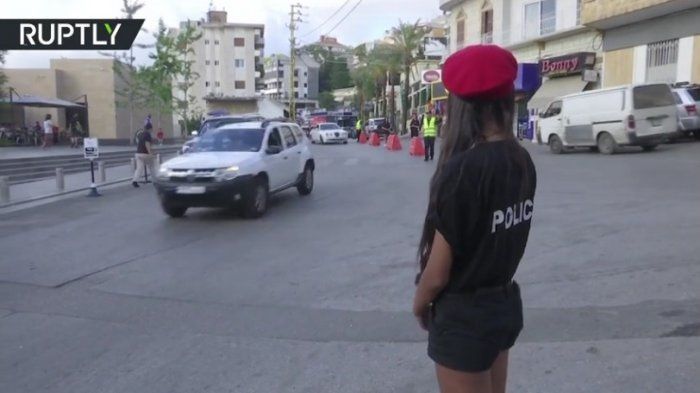 Polisi wanita yang sedang bertugas di Broummana, Lebanon