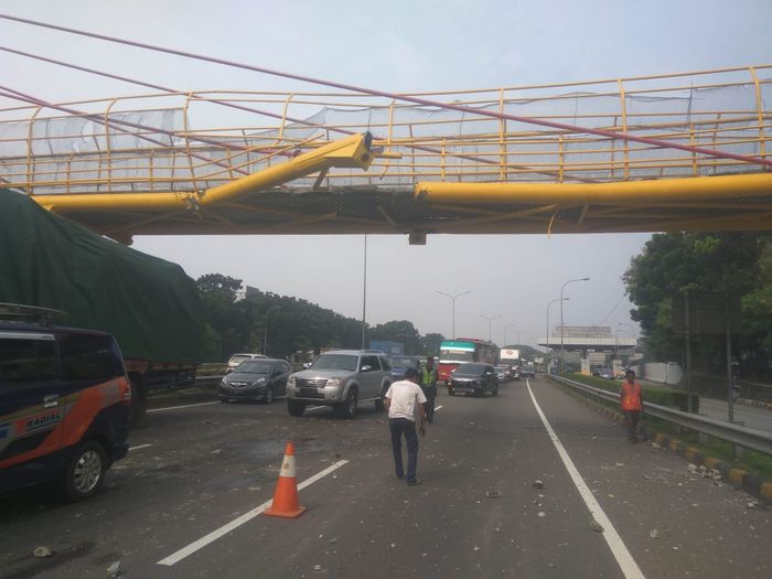 Sebuah truk trailer over dimension menabrak Jembatan Penyeberangan Orang (JPO) di Km 34 arah Pondok Indah