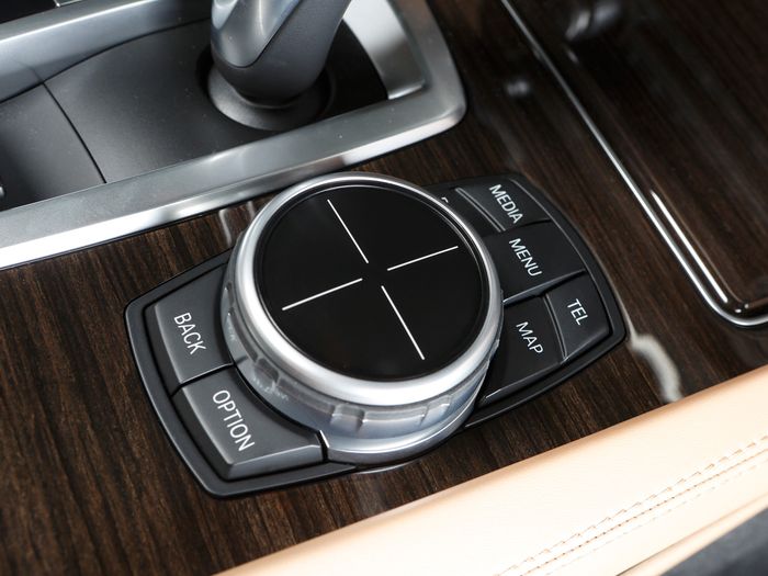 BMW iDrive dengan touchpad