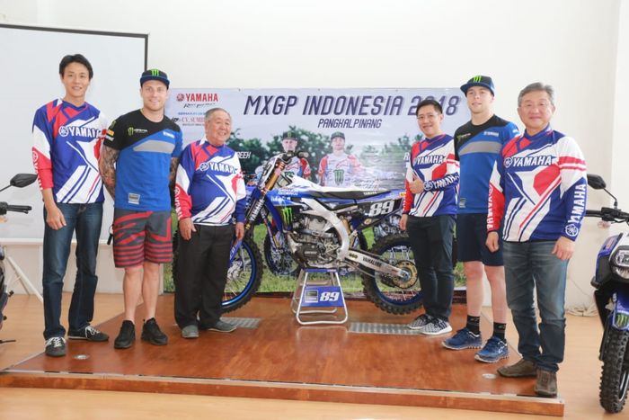 Jeremy Van Horebeek dan Romain Febvre berfoto bersama Management PT Yamaha Indonesia Motor Manufacturing (YIMM) dan Main Dealer Yamaha CV Sumber Jadi