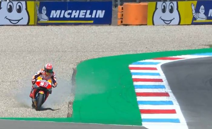 Marc Marquez melaju di gravel trap