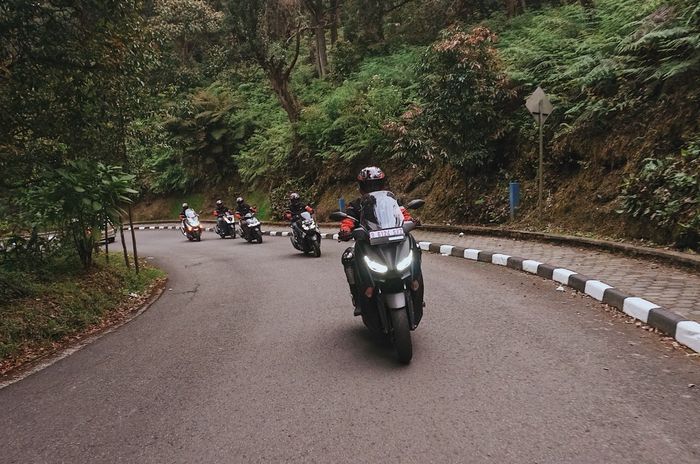 Para rider saat melalui kelokan di medan berbukit