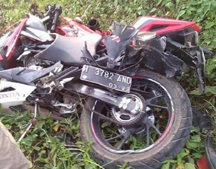 Honda CBR150R remuk ditabrak kereta api di Kecamatan Tugu, Semarang