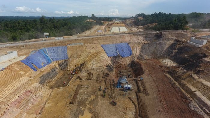 Jasa Marga terus kebut pembangunan jalan tol Balikpapan-Samarinda agar mencapai target, yakni rampung pada akhir tahun 2018 ini.