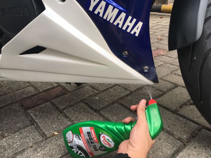 Aplikasikan tar remover pada bodi motor