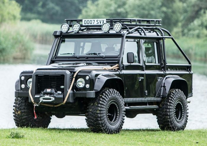 Penampakan mobil Land Rover di film James Bond 