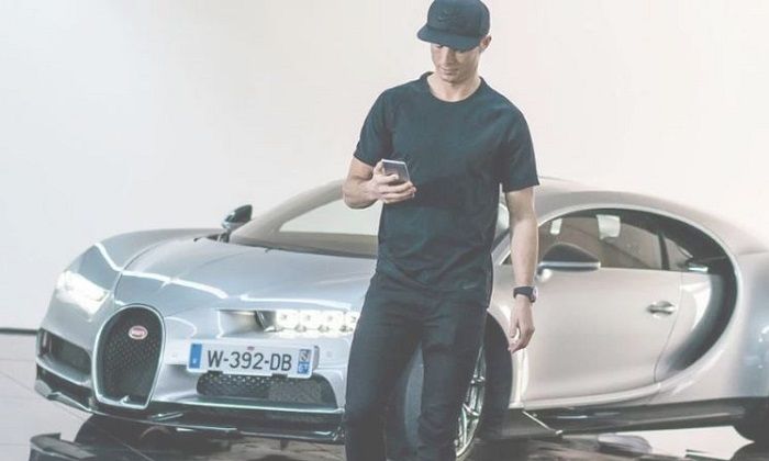 Cristiano Ronaldo dengan Bugatti Chiron koleksinya