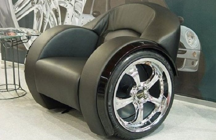 Sofa atau kursi yang dibuat seperti jok mobil tapi dengan pegangan dari ban mobil