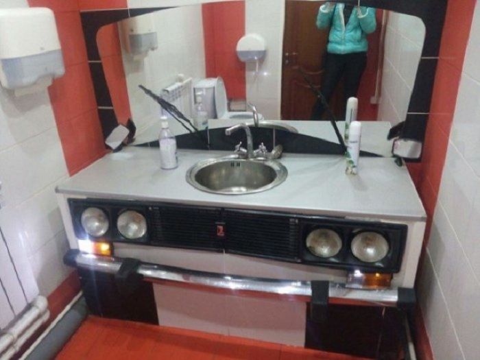 bagian depan mobil yang digunakan menjadi wastafel dan tempat berkaca