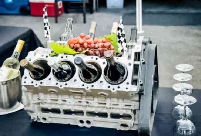 Mesin mobil yang digunakan menjadi tempat botol minuman