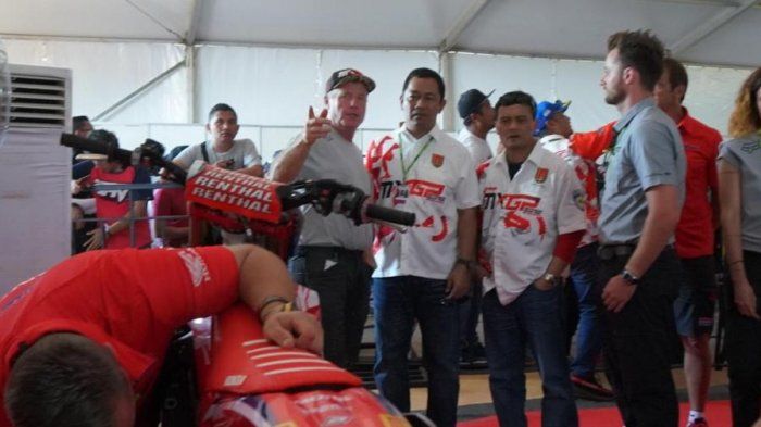 Wali Kota Semarang Hendrar Prihadi saat melihat motor yang digunakan pembalap MXGP