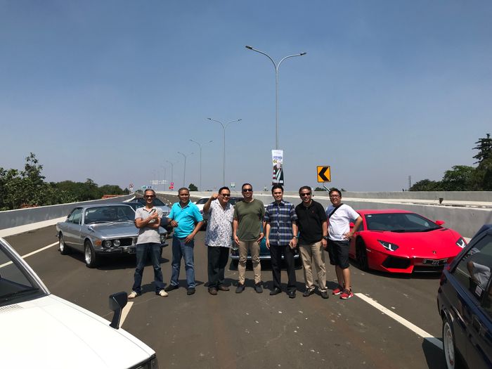 Disatukan hobi mobil kupe