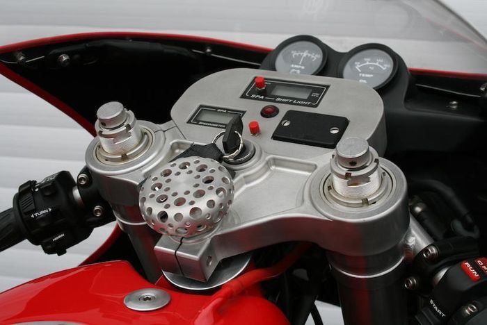 Bagian depan Ferrari 900