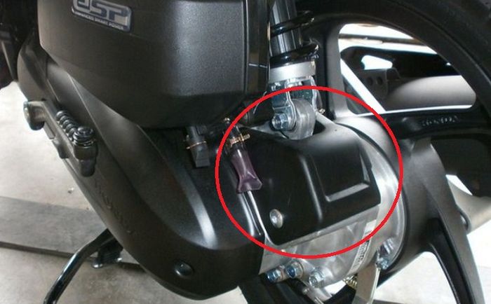Kotak hitam dari bahan plastik di atas gearbox motor matic Honda.