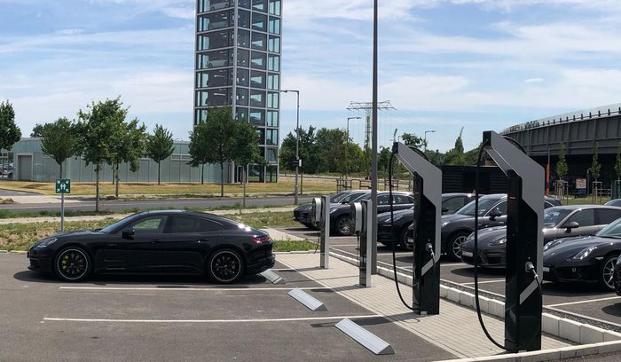 Tempat pengisian mobil listrik Porsche di Jerman
