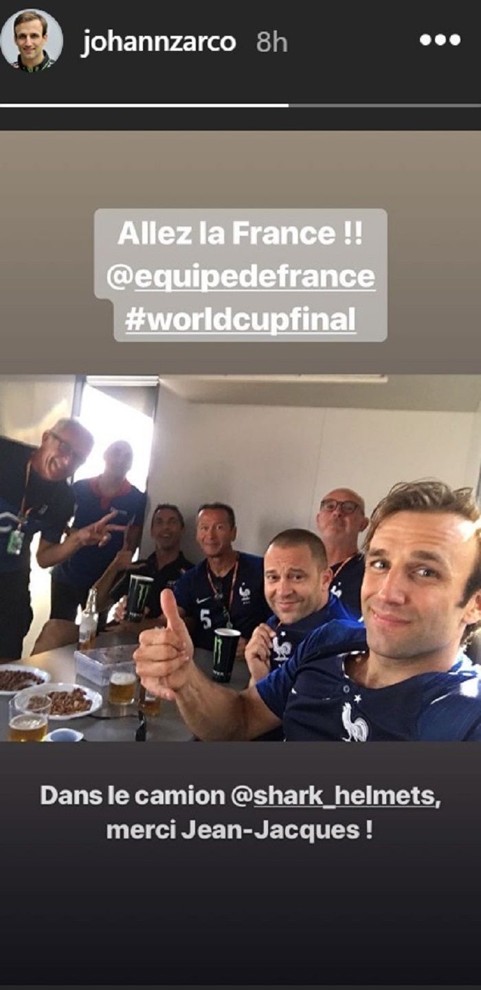 Pembalap mereka jugak ikut merayakan kemenangan Prancis