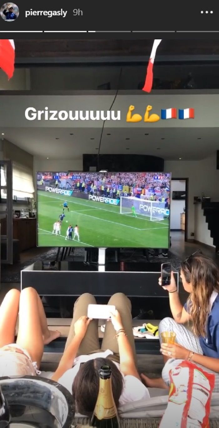 Pembalap F1 sedang menonton final Piala Dunia 2018