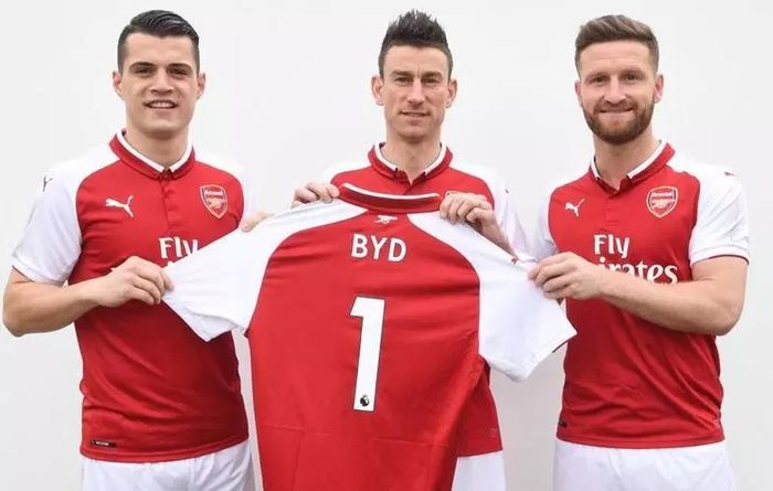 Pemain Arsenal yang berfoto dengan jersey bertuliskan BYD sebagai bukti kesepakatan