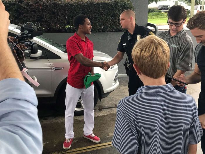 Kepolisian memberi selamat kepada Walter Carr