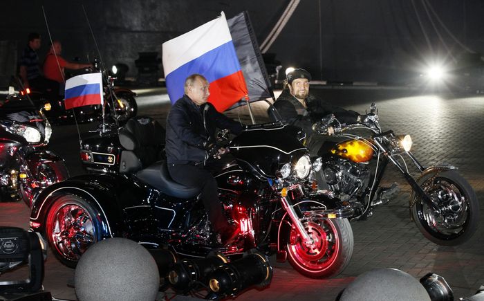 Vladimir Putin saat berkendara malam hari bersama salah satu klub motor