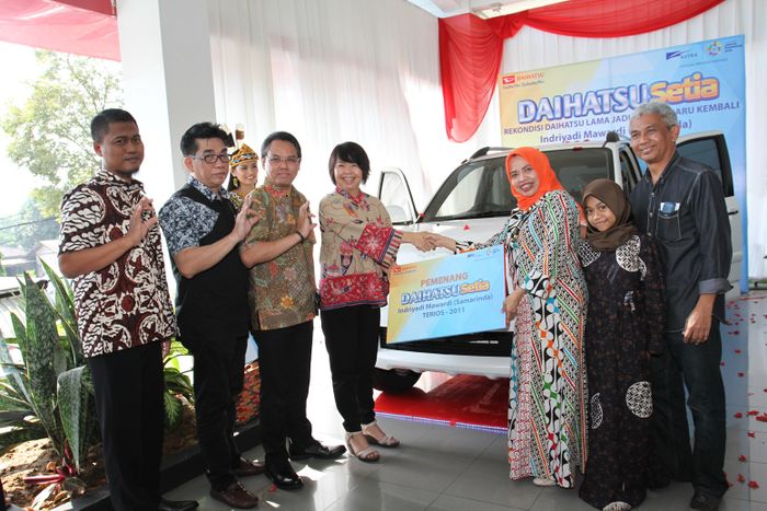 Manajeman Daihatsu berfoto dengan Indriyardi Mawardi, salah satu pemenang Daihatsu Setia