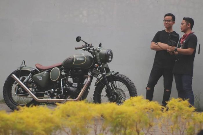 Putra sulung Presiden Joko Widodo, Gibran Rakabuming Raka (kiri) bersama dengan motor custom Royal Enfield