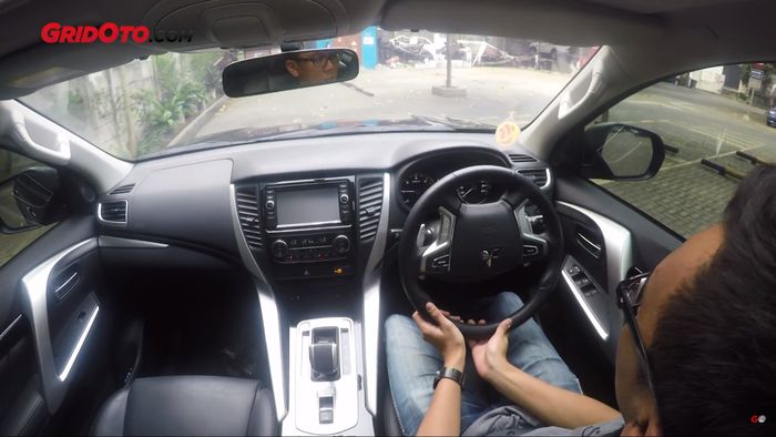 Ilustrasi menyetir mobil