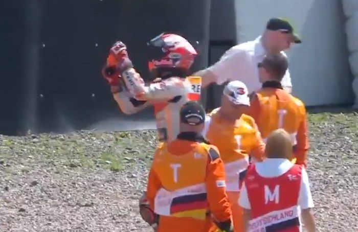 Marc Marquez mengambil topi marshal saat perayaan MotoGP Jerman.