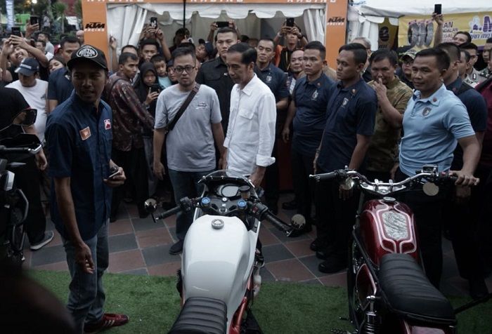 Presiden Jokowi menyambangi booth motor custom.