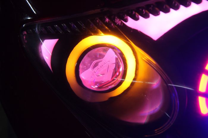 Lensa proyektor digrafir logo Autovision, kreatif ya!