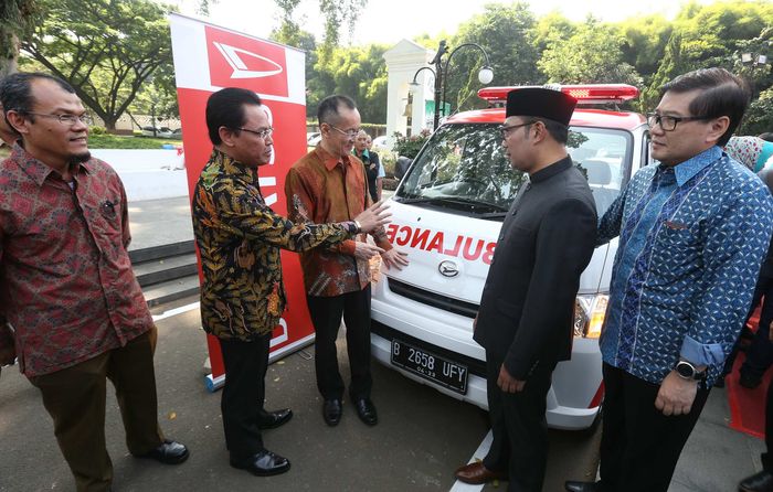 Manajemen Daihatsu bersama Ridwan Kamil di depan Ambulance sumbangan dari PT ADM 
