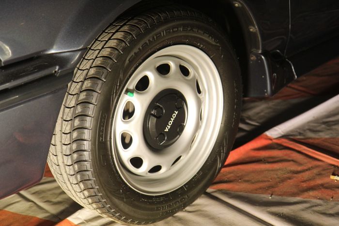 Pelek kaleng OEM Corolla Twincam GTi ditambah hub caps versi USDM