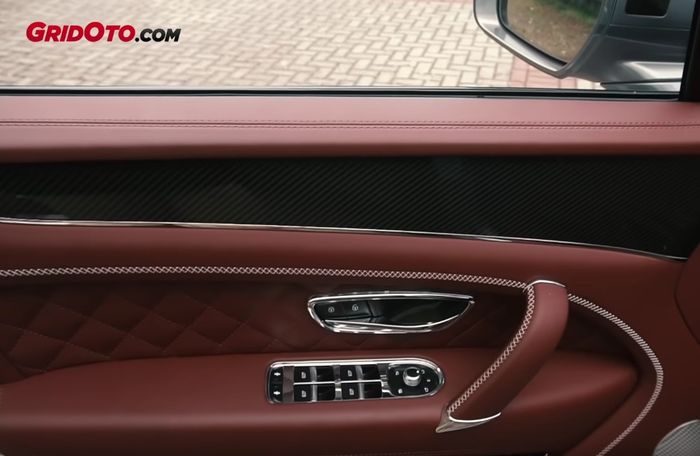 Detail cross stitching pada interior Bentayga V8