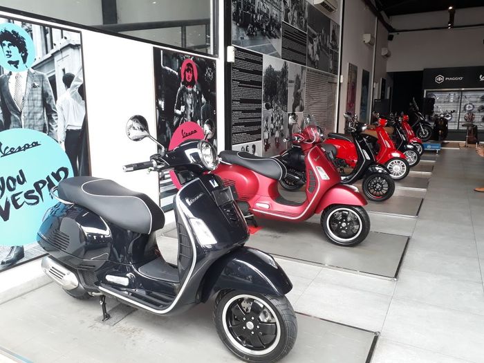 Line-up Vespa yang dipajang di dealer Motoplex Premier Bintaro