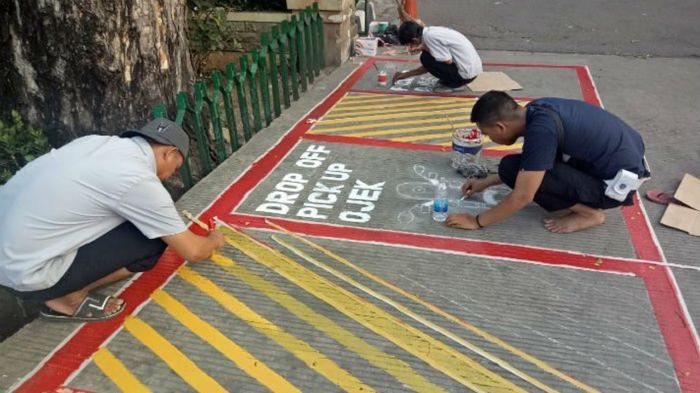 Tempat menaikkan dan menurunkan penumpang ojek online di Kantor Kecamatan Kemayoran, Jakarta Pusat.