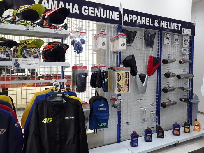 Ragam aksesoris dan apparel di Yamaha Flagship Shop Jakarta