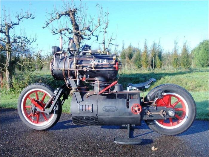 Udah kayak lokomotif uap beneran terus dipasangin dua roda ya?